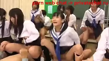 yaponskie shkolnicy polzuyuschiesya gruppovoi seks v klasse v seredine dnya (1)