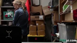 See big manhood sliding into cock-squeezing trimmed cunt and opening up it on desk