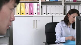 なんで水野部長がここに？その瞬間、小泉は状況が理解できずに固まった。小泉は会社でパワハラまがいのイビり行為を受けて精神的に追い込まれており、その辛さを一瞬でも忘れようと熟女デリヘルを呼んだはずだった。だがやって来たのはストレスの元凶、水野部長その人。