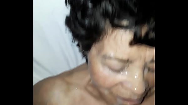 Follando a mi abuelita en mi casa parte(3)