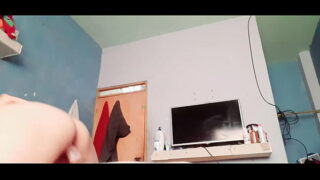 FELIZ DÍA DE LAS MADRE.. MADURA estaba arrecha y quería cabalgar encima de una verga joven tiesa , cómo le encanta gritar pero esta vez no pudo porque su marido está fuera del jardín