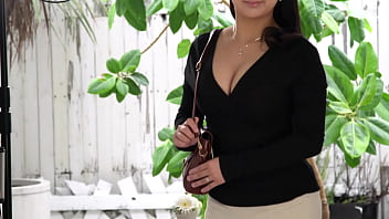 「好きな体位ですか…知識も経験も乏しいので正常位ぐらいしか…本当にすみません。」経験人数二人（うち最初の一人は挿入手前の未遂で終了）だという松山早苗さん35歳、専業主婦。友人の紹介で知り合ったご主人とは5年の交際期間を経て今年で結婚10年目。昔から超奥手で遊びを知らなかった早苗さんと、そんな無垢で真面目な早苗さんに心惹かれたご主人もまた奥手だったこともあり、お互いフィーリング良好ながらもセックスはいつも正常位の一点張り。