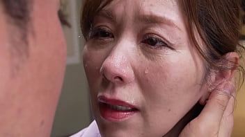 和服が似合う妖艶な美人妻翔田千里をワイセツ調教。軽い縛りの段階からMスイッチが入った千里、性器にバイブ突っ込まれながらのイラマ責めに、涙を流して絶頂。