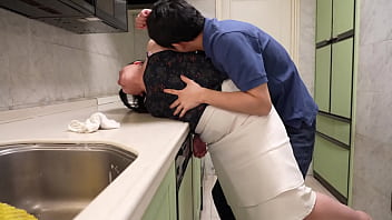 妻の親友の夕子が訪ねてきた。だがあいにく妻は留守。健太郎はサプライズが裏目に出て肩を落とす夕子を招き入れた。以前からそそられていた夕子と二人きり。思いがけず訪れたシチュエーションに健太郎は秘かに高揚していた。夕子にはまるで警戒感がなく視線に気づきもしない。